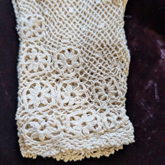 Antique Lace Crocheted Tatted Gloves, Mermaid Scallop Pattern with Flowers - Picture 8 of 8